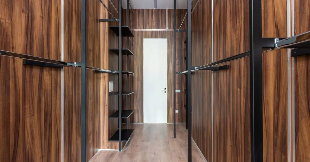Armoire en bois massif ou en métal : Notre avis