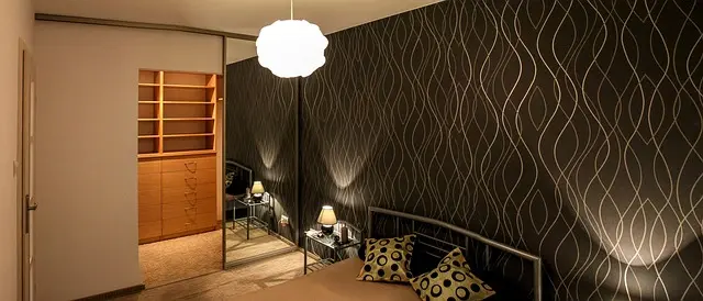 Comment bien intégrer une armoire dans un petit logement