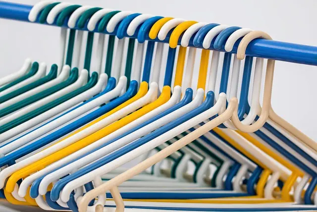Maximiser l'espace dans votre armoire : 8 astuces pratiques