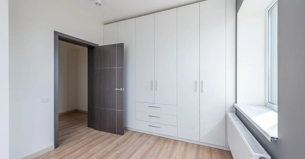 Idées pour intégrer une armoire dans un salon moderne