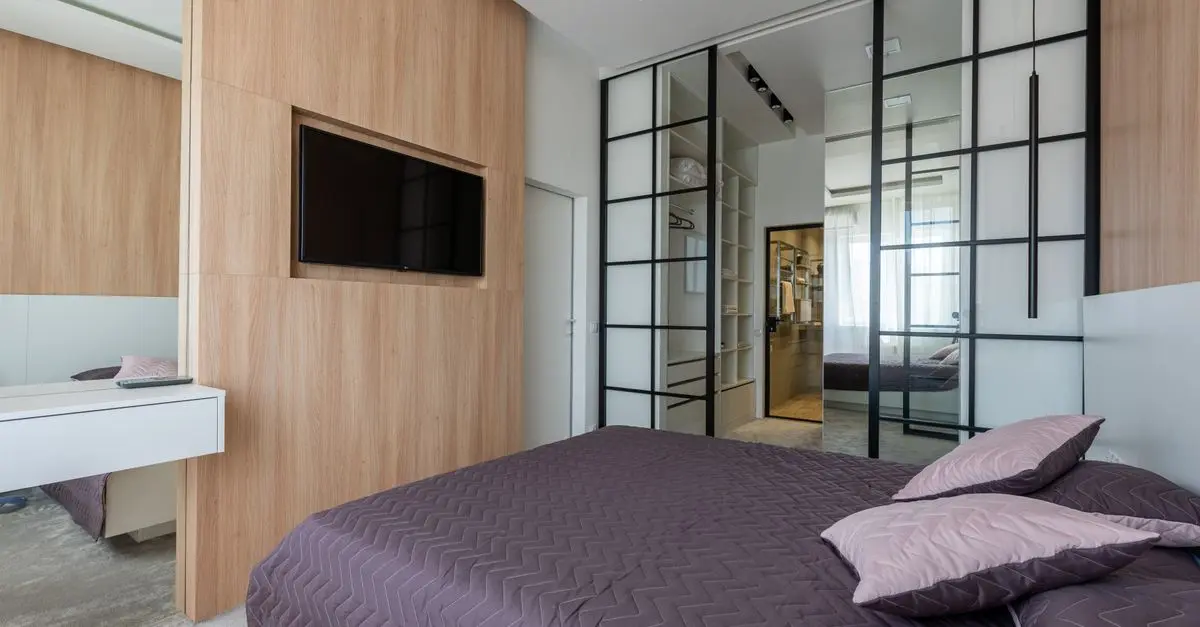 Installer des portes miroir sur votre armoire : Nos conseils