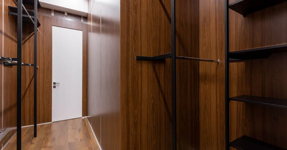 Guide complet pour aménager une armoire dans un petit espace