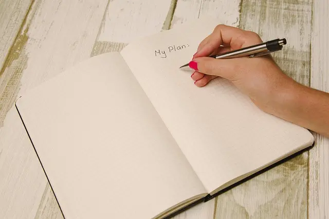 Les essentiels pour organiser efficacement votre armoire