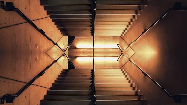 Comment optimiser l'éclairage de votre armoire pour un rangement efficace