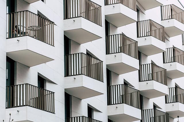 Comment créer une armoire sur mesure pour votre logement